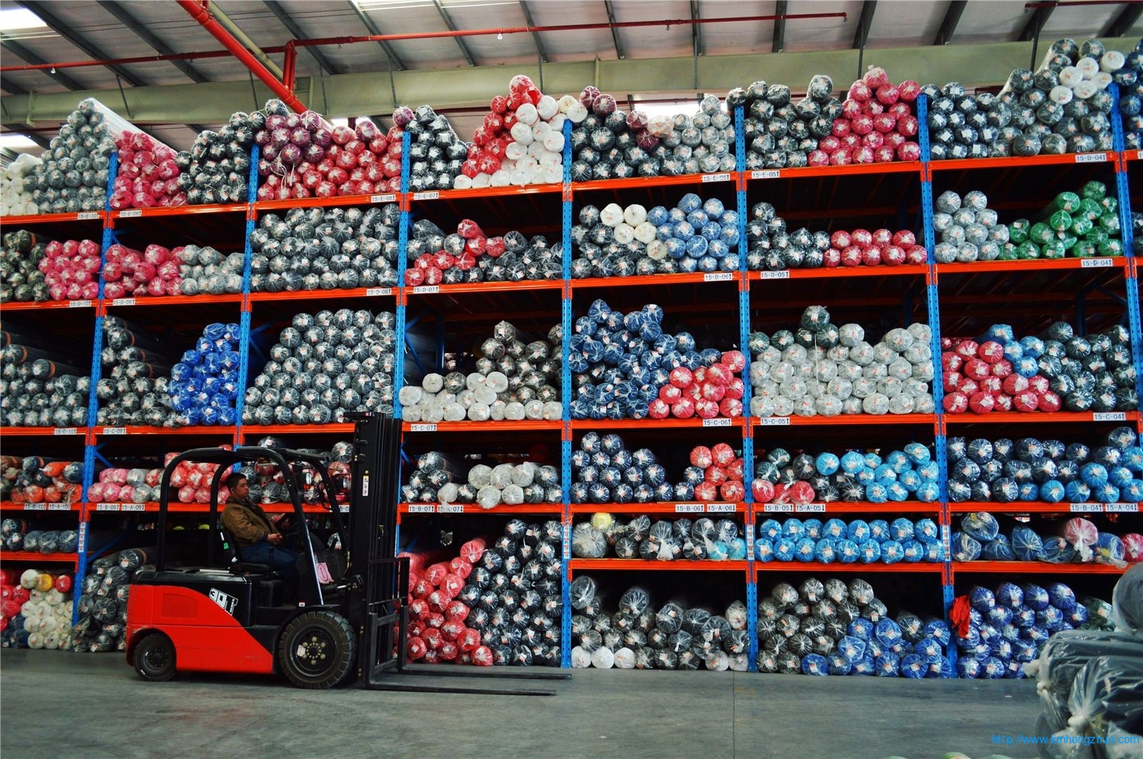 HZ-790型橫梁式貨架    重型高層倉庫貨架應(yīng)用案例 HZ-790型橫梁式貨架    重型高層倉庫貨架應(yīng)用案例